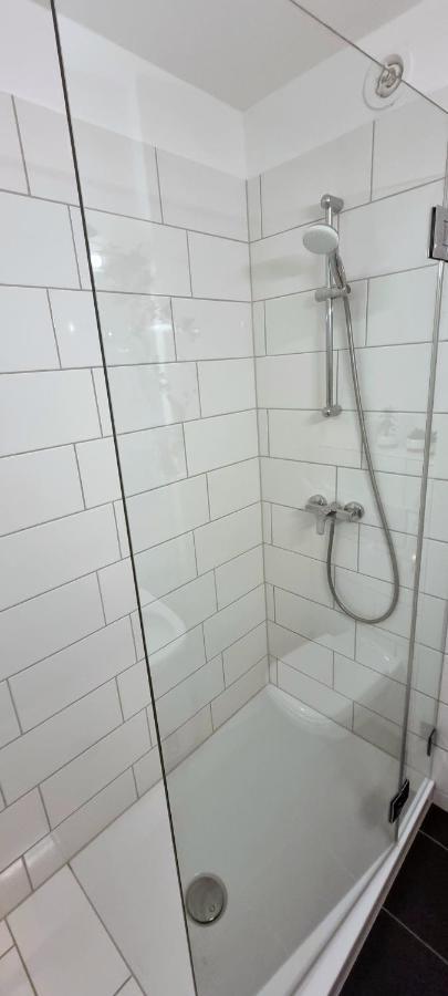Business Apartment Mit Kuche Fur 1-3 +Netflx+5G Wlan Nahe Der Mhh Im Industrial Design Hannover Buitenkant foto